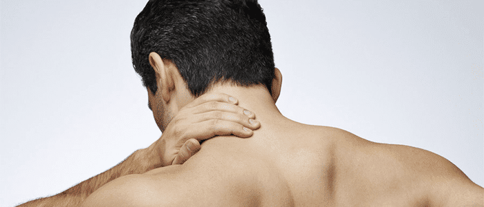 Foto de homem com Dor na nuca