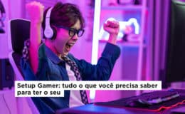 capa do artigo setup gamer tudo o que voce precisa saber para ter o seu, mostra jovem na sentado na mesa em frente ao computador com os braços para cima comemorando uma vitoria no jogo