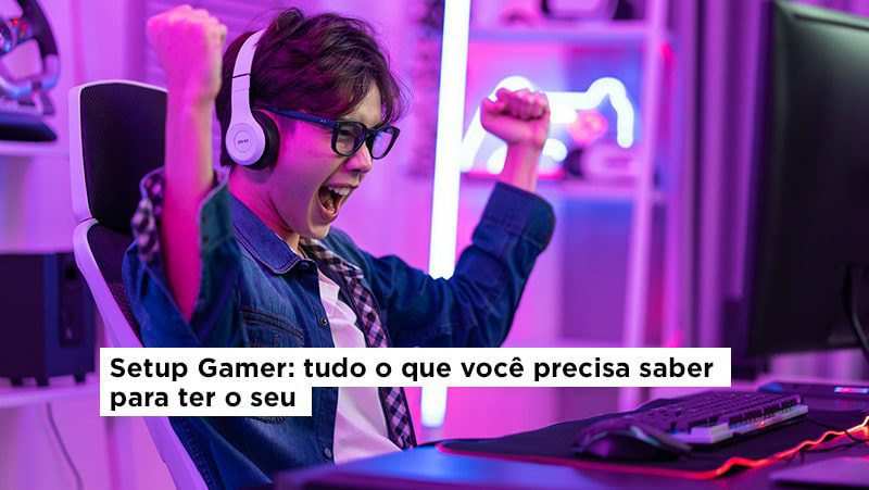 capa do artigo setup gamer tudo o que voce precisa saber para ter o seu, mostra jovem na sentado na mesa em frente ao computador com os braços para cima comemorando uma vitoria no jogo