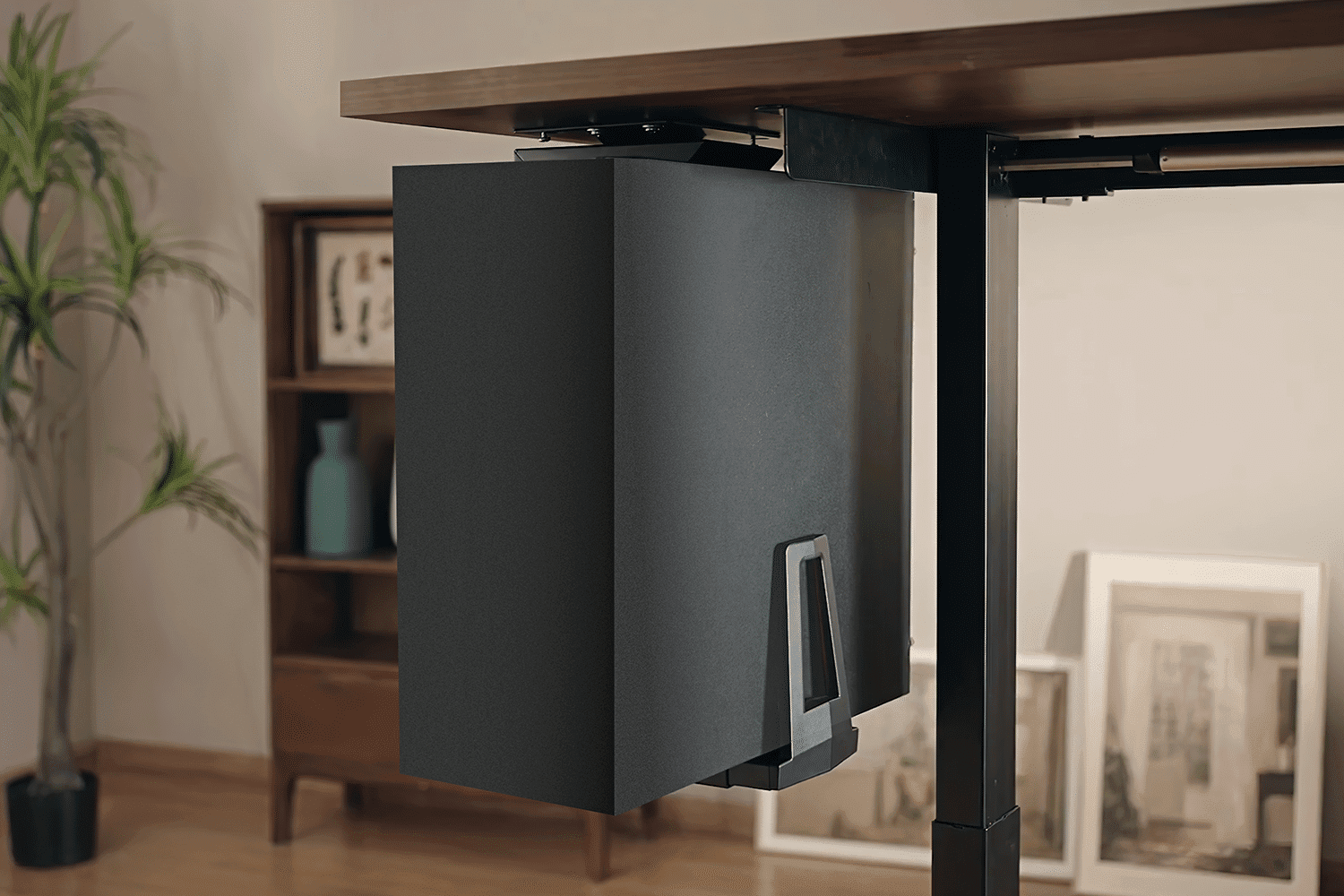 fotografia do suporte de gabinete slikdesk em uma mesa com tampo castanho em um escritório