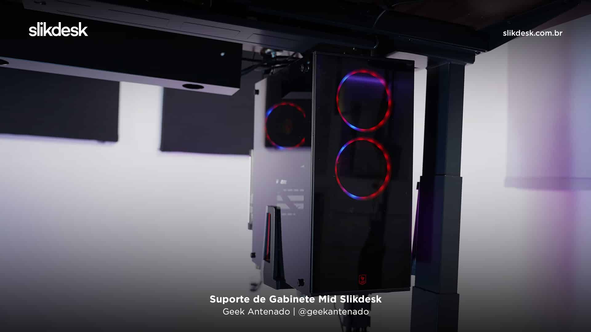 imagem de um gabinete gamer com lead, em um suporte de gabinete mid slikdesk, fixado embaixo de uma mesa com regulagem de altura