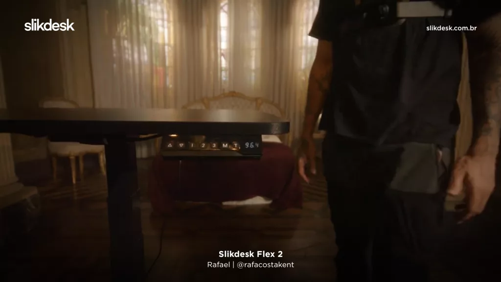 Slikdesk Flex 2: uma opção para quem prioriza o conforto e o design! Moderna, a Slikdesk Flex é compacta e elegante, auxiliando a sua alternância de posturas ao longo do dia.