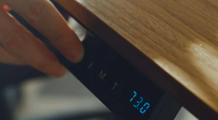 Mesa com regulagem de altura com até 4 anos de garantia Slikdesk sendo ajustada.