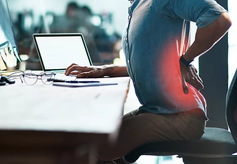 Ilustração de problemas posturais em desenvolvedores sem mesa com regulagem de altura